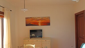 Appartement, 1 chambre, balcon, vue partielle sur la mer | Restauration dans la chambre