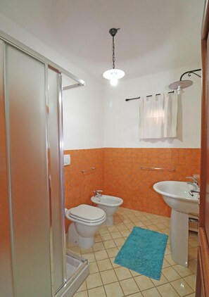 Appartement, 1 chambre, balcon, vue partielle sur la mer | Salle de bain | Douche, sèche-cheveux, bidet, serviettes fournies