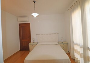Appartement, 1 chambre, balcon, vue partielle sur la mer | 1 chambre, draps fournis