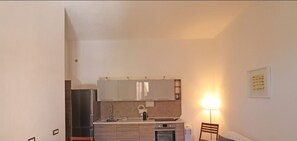 Apartment, 1 Schlafzimmer, Balkon | Wohnbereich | 32-Zoll-Flachbildfernseher mit Digitalempfang, Fernseher