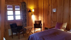 Basic Single Room | Meja, ruang kerja komputer riba 