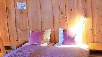 Basic Double Room | Desk, laptop workspace