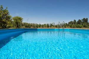 Una piscina al aire libre de temporada