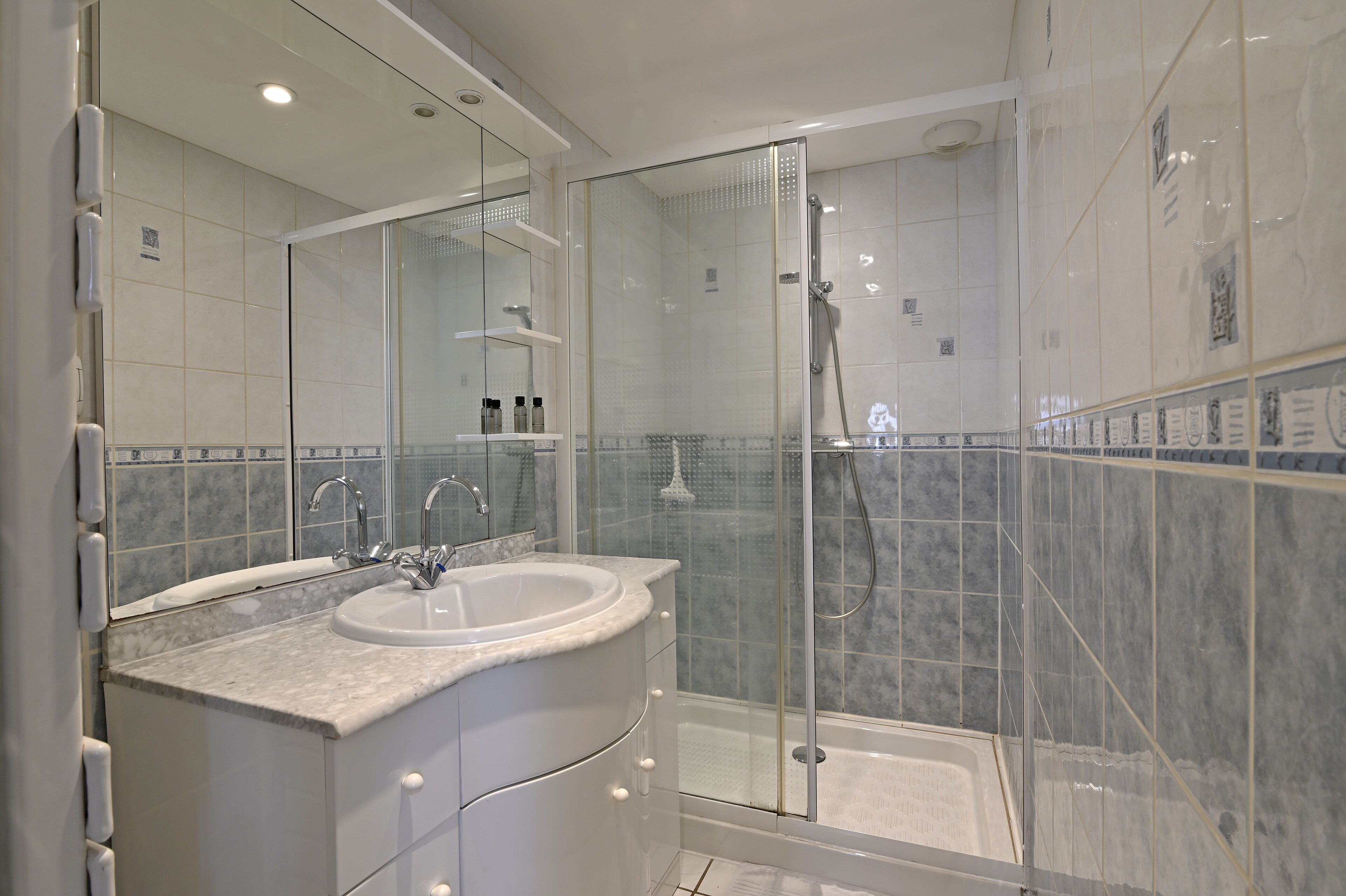 Een douche, gratis toiletartikelen, handdoeken