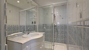 Een douche, gratis toiletartikelen, handdoeken