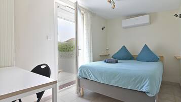 2 chambres, bureau, chambres insonorisées, fer et planche à repasser