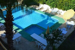 Piscine extérieure en saison