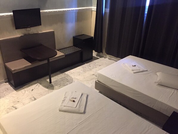 V.I.P. Twin Room | Free WiFi, bed sheets - New Generation Hostel Bucharest Center (Bucharest)