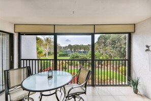 Outdoor dining - Sandpebble 2F - Beautiful Sanibel Condo Across from the Beach (Sanibel)