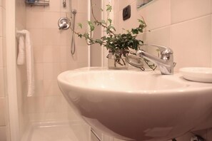 Bathroom sink - Casa del Vescovo Authentic 1600's apt with Stunning Garden and Rooftop (Florence)