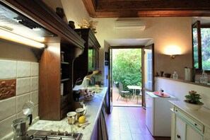 apartman, 1 hálószobával, kerti | Privát konyha | Nagyméretű hűtő/fagyasztó, mikrohullámú sütő, főzőlap és kávé-/teafőző