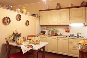 Apartment, 1 Schlafzimmer, zum Garten hin | Eigene Küche | Großer Kühlschrank, Mikrowelle, Herdplatte