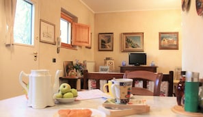 Apartamento, 1 quarto, no jardim | Cozinha privada | Geladeira grande, micro-ondas, cooktop, cafeteira/chaleira