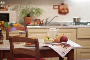 Apartment, 1 Schlafzimmer, zum Garten hin | Eigene Küche | Großer Kühlschrank, Mikrowelle, Herdplatte