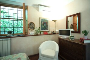 Apartment, 1 Schlafzimmer, zum Garten hin | 1 Schlafzimmer, kostenloses WLAN, Bettwäsche