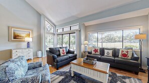 TV - George Fazio Golf Course Views with Updated Bathrooms! (Hilton Head)