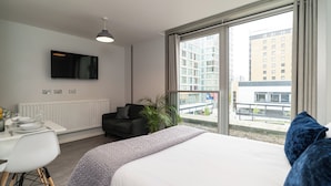 En 42-tommers smart-TV med digitale kanaler samt TV