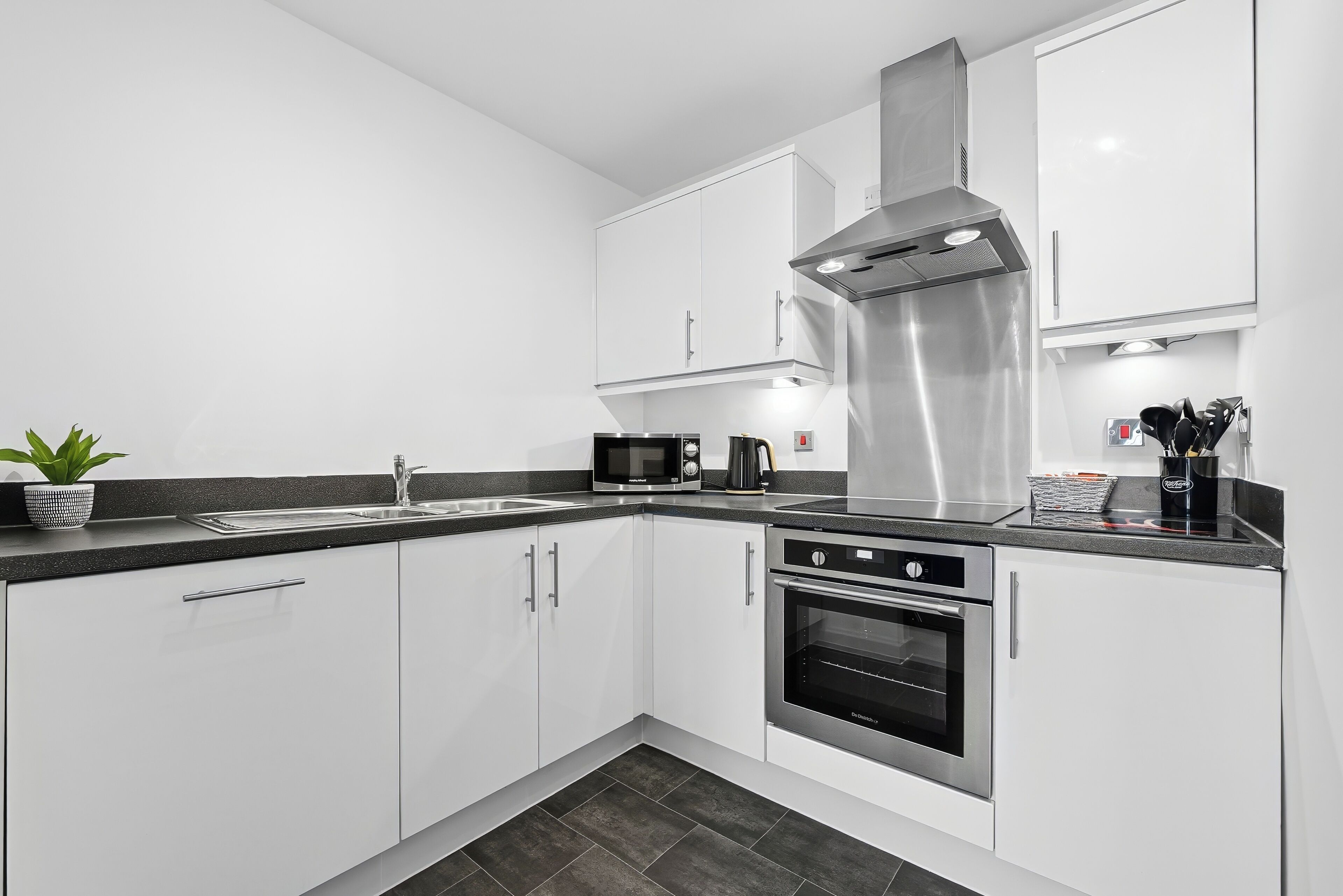 Business Apartment, 1 Bedroom, Kitchen, City View | Private kitchen | Full-sized fridge, microwave, oven, stovetop