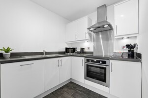 商务公寓, 1 间卧室, 厨房, 城市景观 | 私人厨房 | 大冰箱、微波炉、烤箱、炉灶