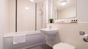 Duschwanne, kostenlose Toilettenartikel, Haartrockner, Handtücher