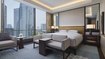 Suite ejecutiva (Park) | Minibar, caja fuerte, decoración individual y escritorio