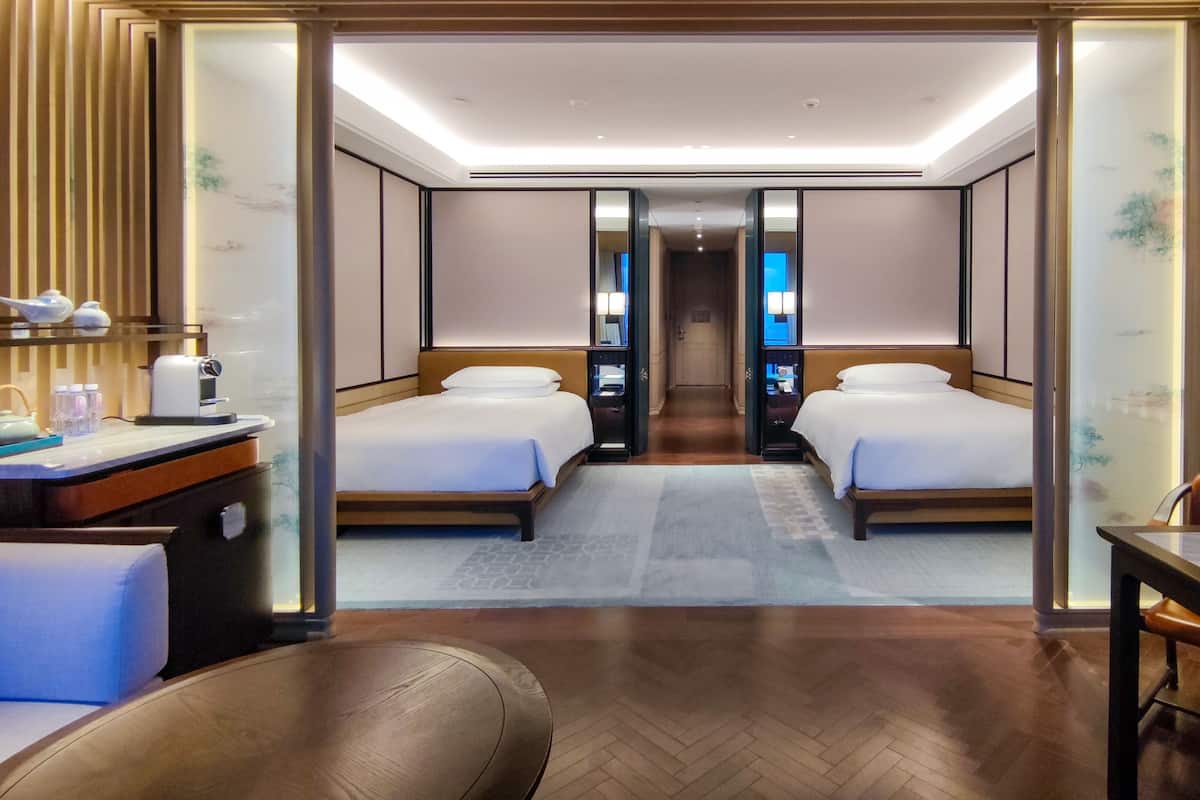 Camera, 2 letti singoli (Skywheel View) | Minibar, cassaforte in camera, con stile personalizzato, una scrivania