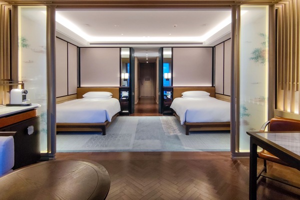 2 Twin Skywheel View | Minibar, in-room safe, individually decorated, desk