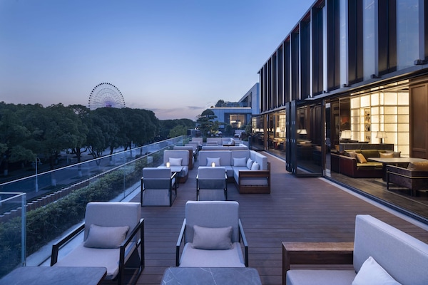 Serves dinner and brunch