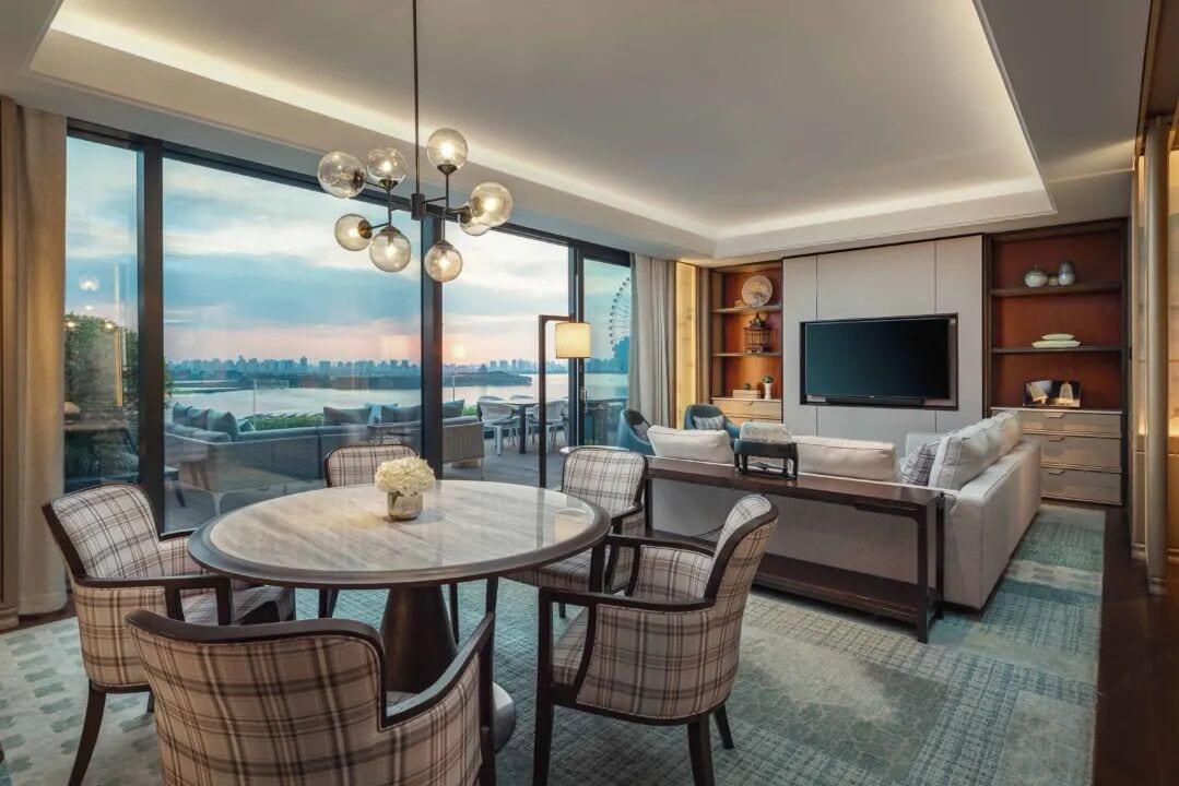 Park Executive Lakeview Terrace Suite | Minibar, in-room safe, individually decorated, desk