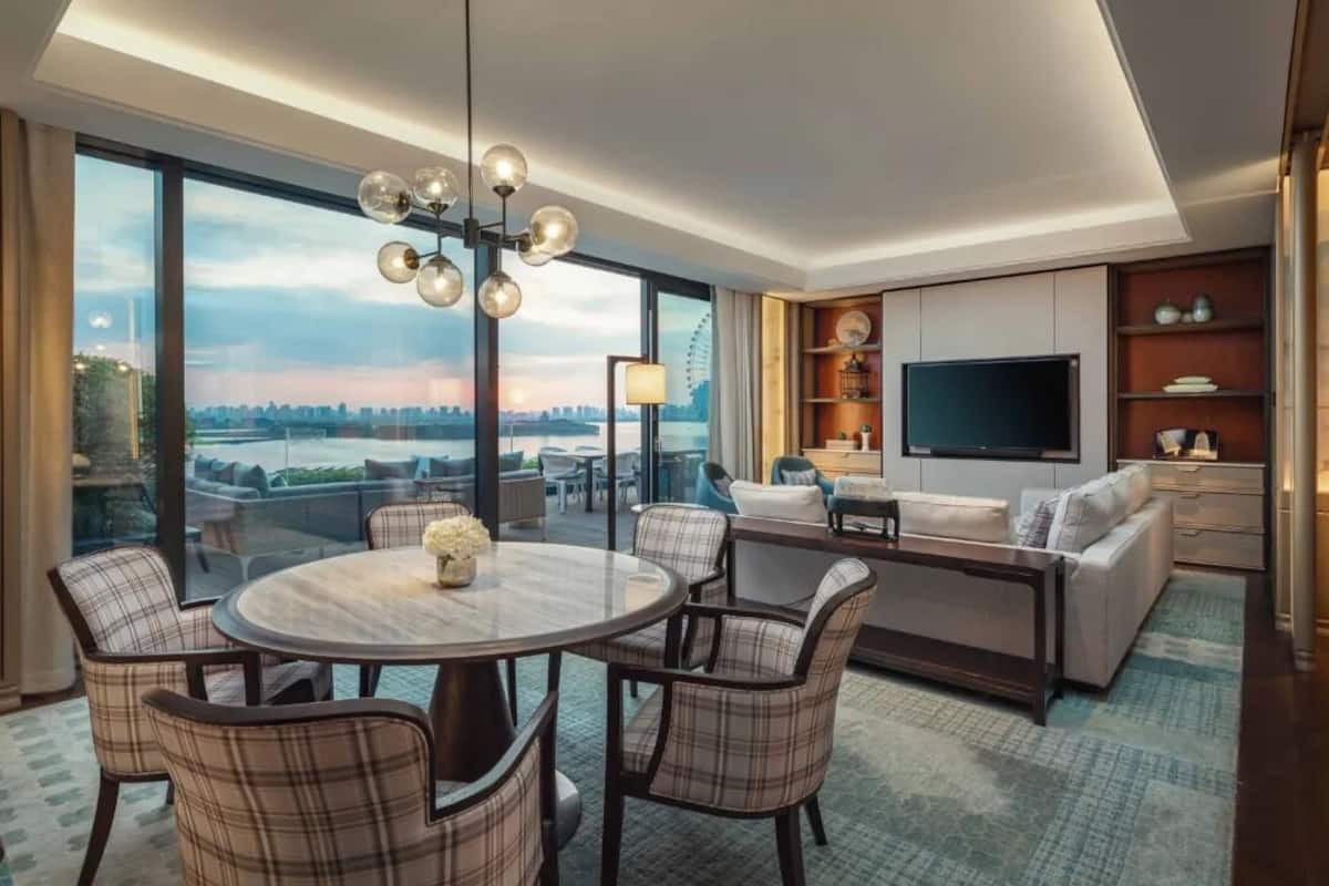 Park Executive Lakeview Terrace Suite | Minibar, in-room safe, individually decorated, desk