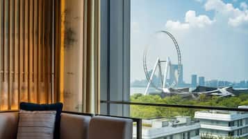 Room, 1 Katil Raja (King) (Skywheel View) | Bar mini, peti besi dalam bilik, dihias secara berasingan, meja