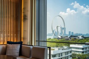 1 King Skywheel View | Minibar, in-room safe, individually decorated, desk