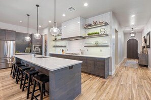 Fridge, microwave, oven, stovetop - Arcadia 22 | Poolside Location * 2 Living Rooms * Sleeps 18 * Fireplace (Santa Clara)