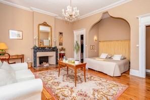 9 quartos, escrivaninha, ferros/tábuas de passar roupa, berço de viagem