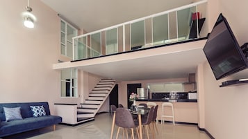 Loft | Premium bedding, down comforters, in-room safe, blackout drapes