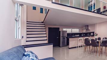 Loft | Premium bedding, down comforters, in-room safe, blackout drapes