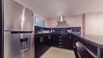 Refrigerador con congelador, microondas y parrilla de estufa