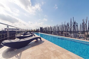 Outdoor pool, open 8:00 AM to 9:00 PM, pool umbrellas, pool loungers - Hotel CARPE DIEM Tulum by Nah Hotels (Tulum)