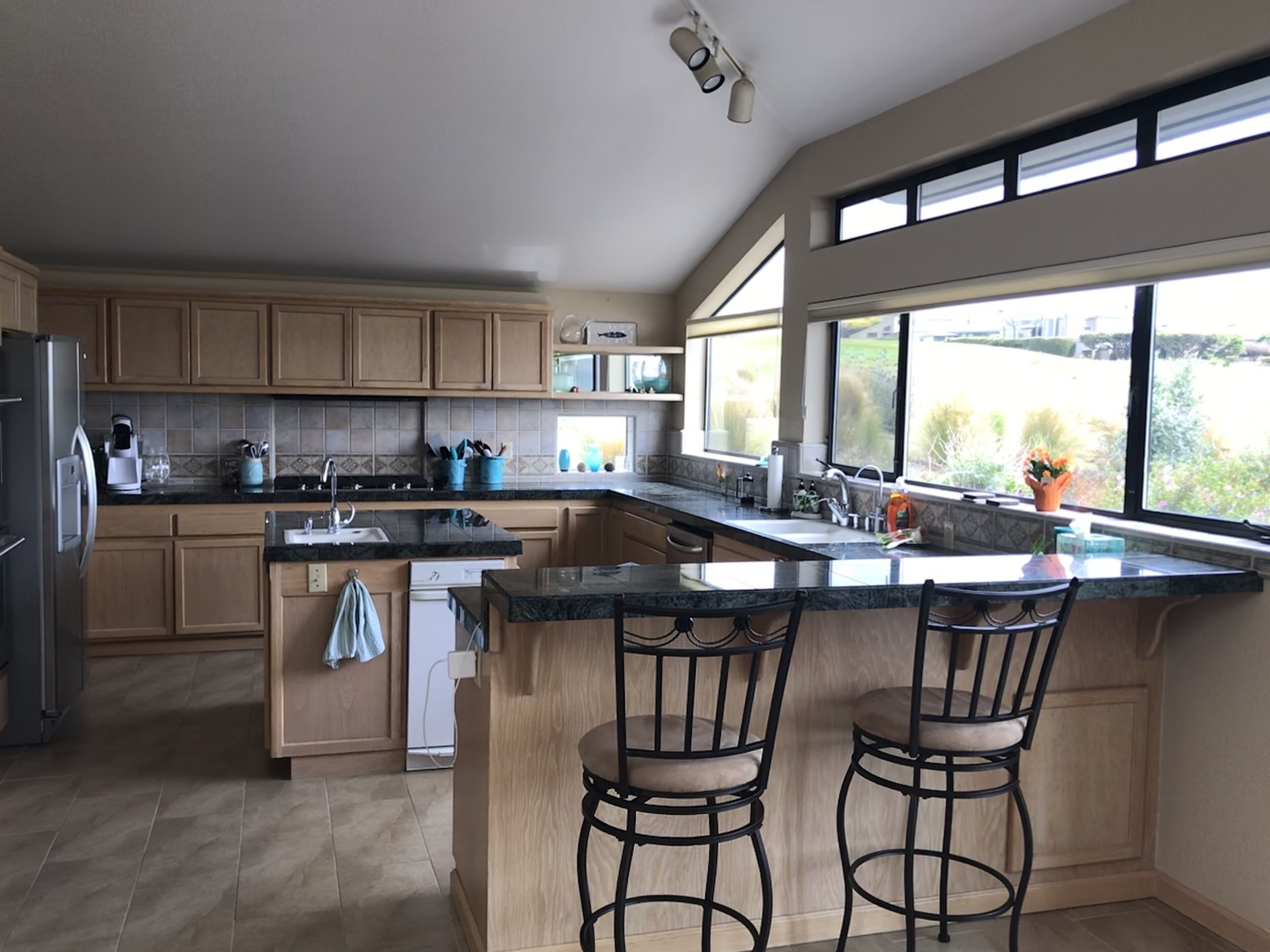 Ocean, Golf course and Mountain Views.Walk 3/4mi to the beach