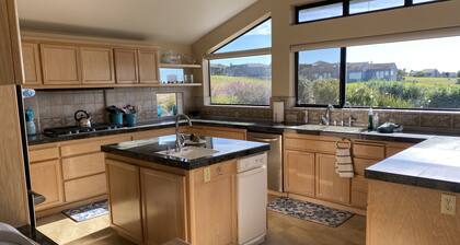 Ocean, Golf course and Mountain Views.Walk 3/4mi to the beach