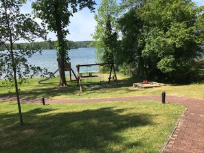 Children's area - Living directly on the SEE with lake access (Bad Saarow)