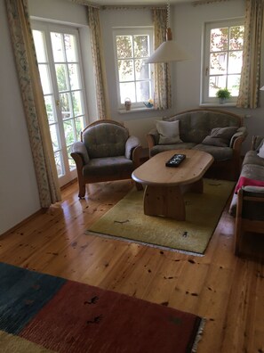 Televisión, mesa de ping pong, libros, estéreo