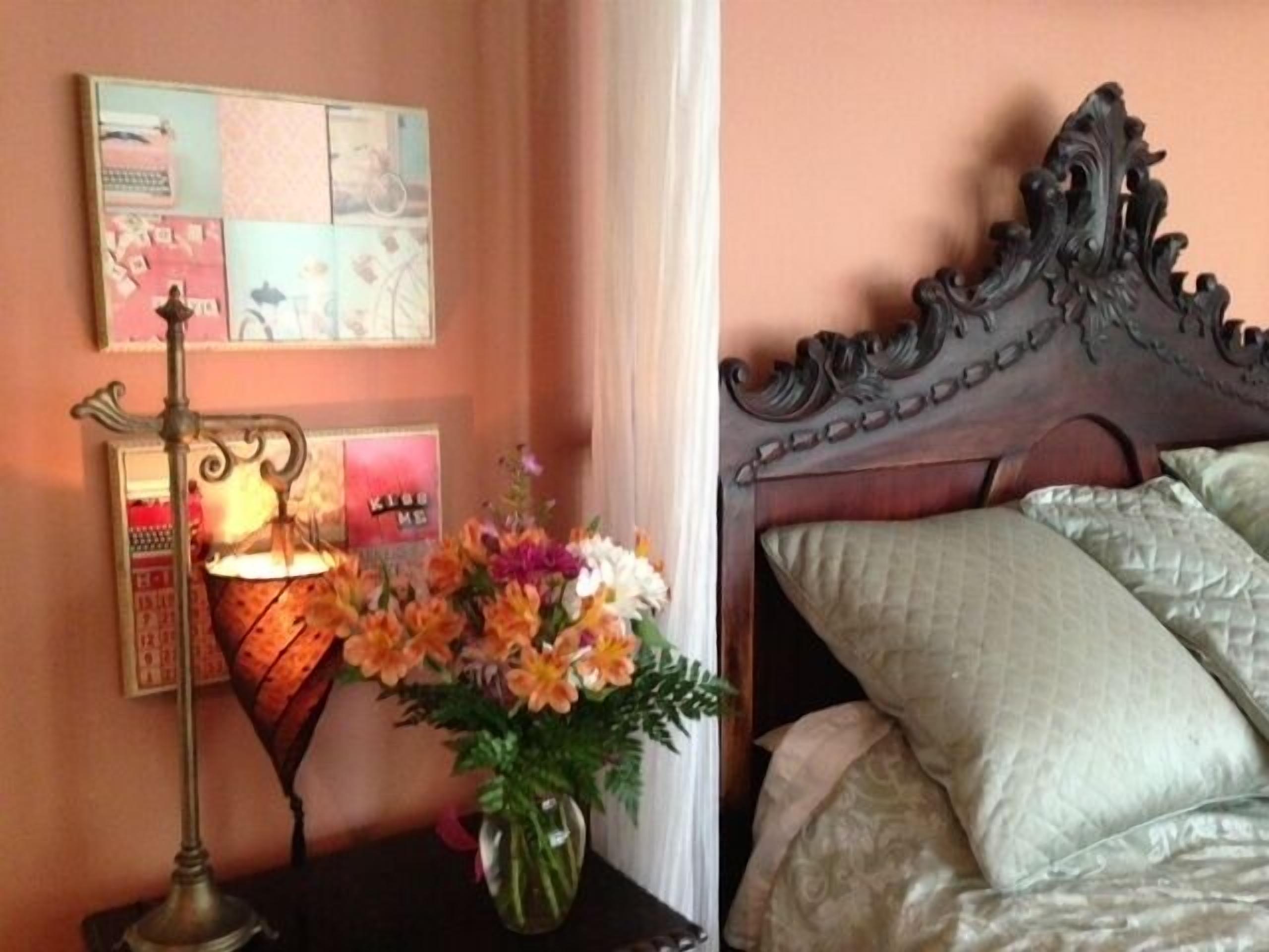 Country Vacation Fall Retreat in Auburn on 8 acres, ideal for game day!