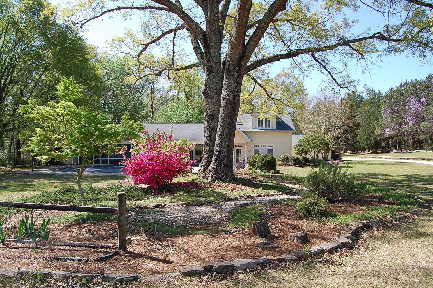 Country Vacation Fall Retreat in Auburn on 8 acres, ideal for game day!