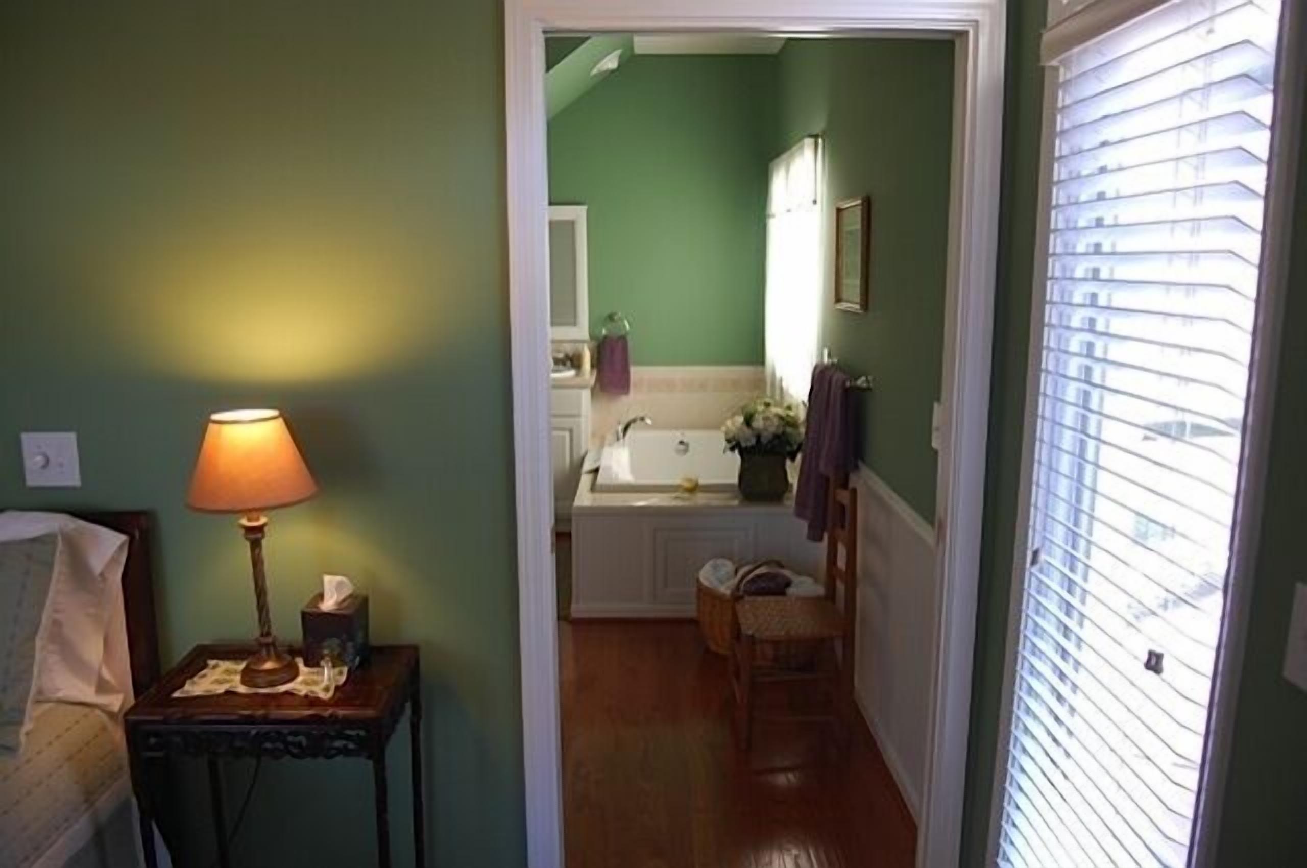 Country Vacation Fall Retreat in Auburn on 8 acres, ideal for game day!