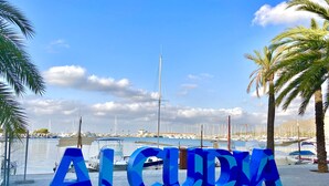A marina with boats and the word "ALCUDIA" in large blue letters. - NEW Apt RELAX HOME 150 meters from the beach, WIFI and Pool (Port d'Alcúdia)