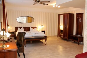 Business-dobbeltværelse | Individuelt design, individuel indretning, skrivebord