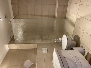 Business-dobbeltværelse | Badeværelse | Badekar, hårtørrer, håndklæder, Sæbe