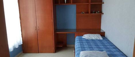 5 bedrooms, iron/ironing board, WiFi, bed sheets