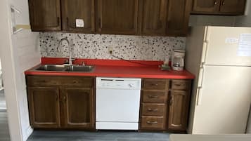 Apartamento | Cozinha privada | Geladeira grande, micro-ondas, fogão, cooktop